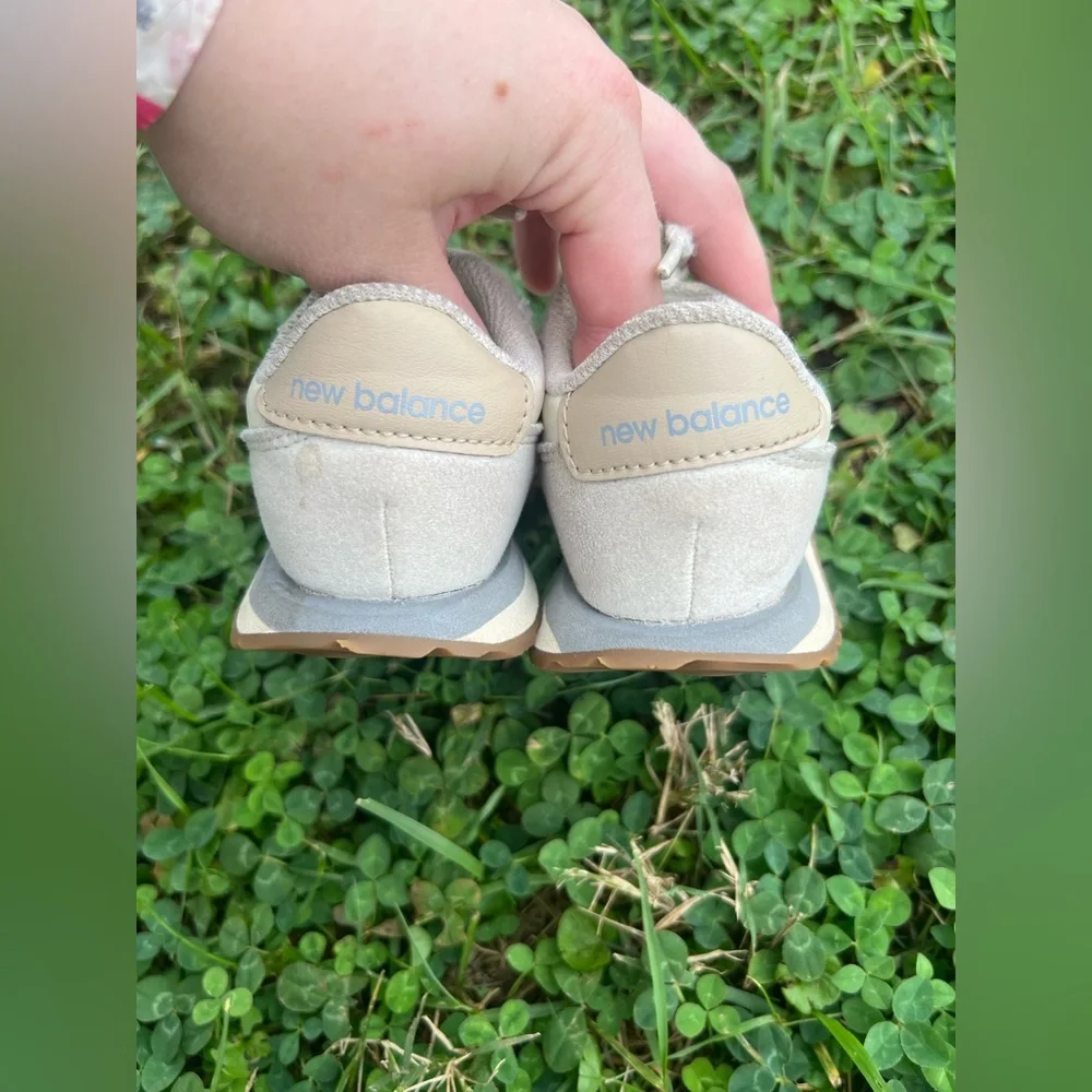 New Balance Child Size 8 Cream & Grey Running Shoes - Picture 8 of 11